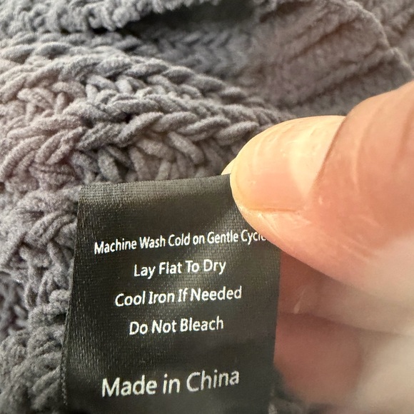 POL  Oversized GrayV-Neck Floral Sleeves Sweater Size Small - Picture 10 of 10